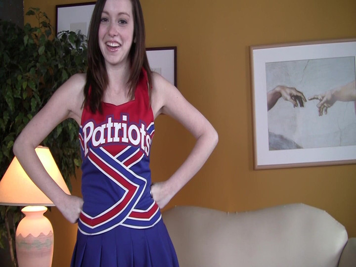 Stephanie Roberts: Pemandu sorak Ally Evans