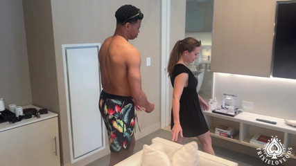 TrixieLove: 熟女屋顶泳池遇见大黑屌 - 深喉、肛交、中出