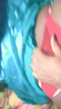 Indiana esposa Renu fode rápido de quatro pelo padrasto vizinho enquanto marido está no banheiro