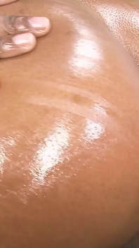 Heetste rondborstige scène 4: een wulpse zwarte vrouw met grote geoliede tieten geniet van een grote pik in haar poesje en een creampie