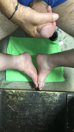 Sperma op mijn eigen voeten