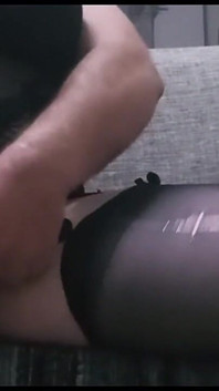 Di Sofa Berpakaian Dalam Pantyhose Mini Dan Saya Mahu Berkongkek Seperti Gila