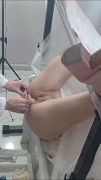 Un gynécologue utilise du gel pour examiner la jeune femme