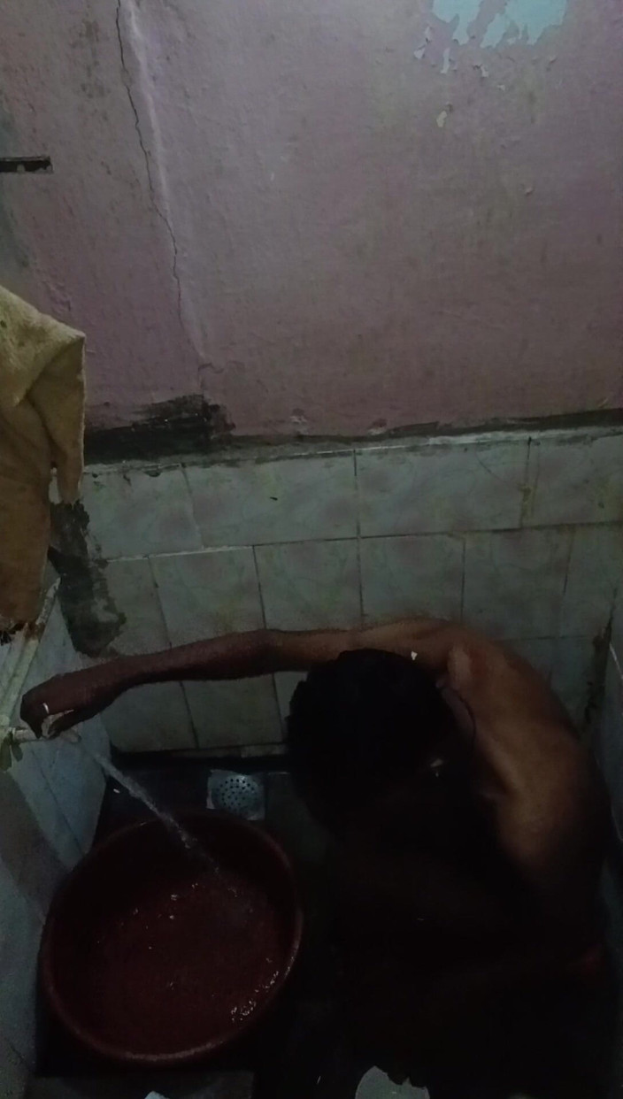 Arvind6355: Disfruta bañándose en el baño con agua fría
