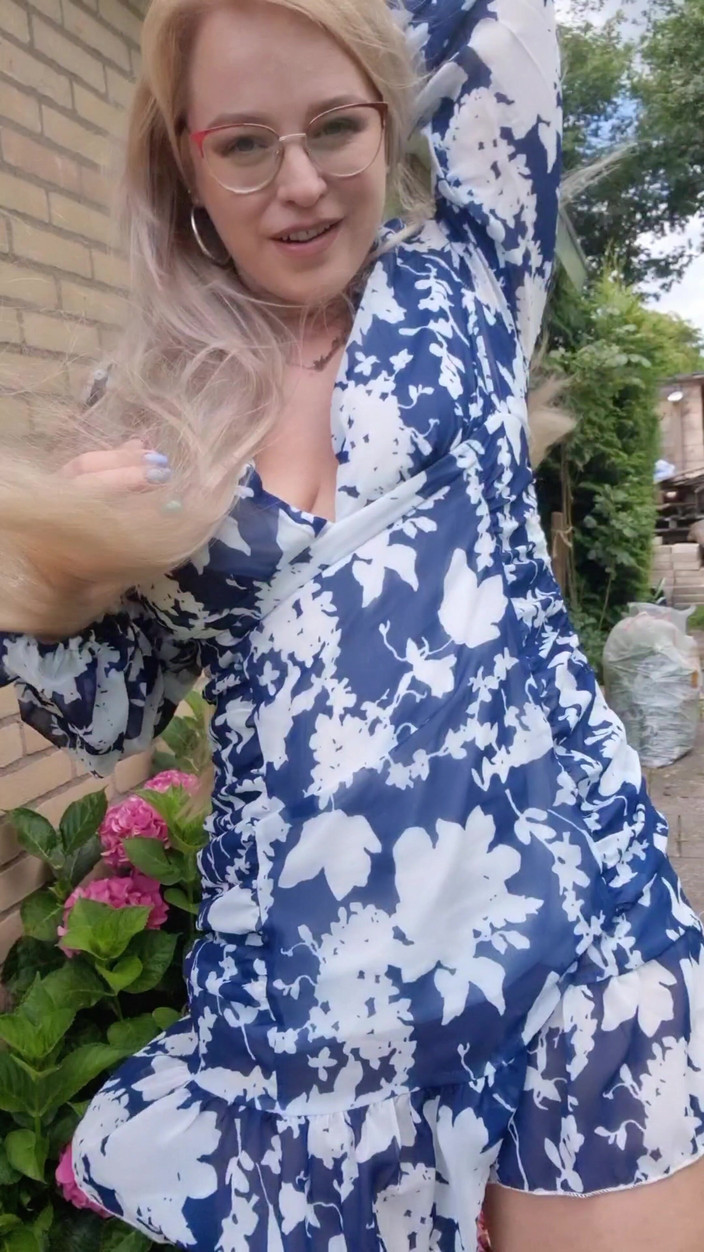 Anna Lynx: Risky Pussy Play Outdoors