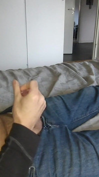 Masturbarsi e gemere fino a quando non eiaculato