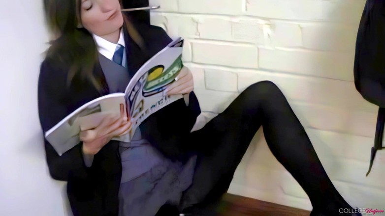 College Uniform: Up Sk!rt với Sophia Smith