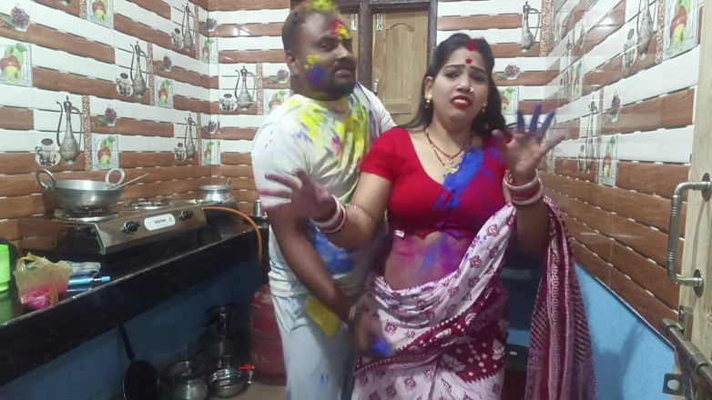Sona bhabhi: 美丽的孟加拉人妻和她的邻居一起享受霍里特辑，印地语中涂了很多颜色
