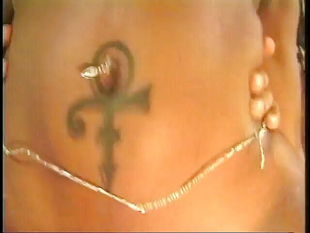 Best Butts: La ragazza mora con i tatuaggi si china per prendere...