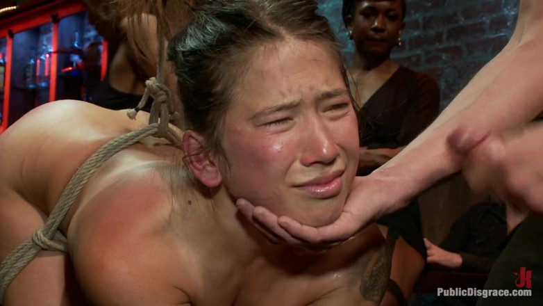 Public Disgrace by Kink: Hete amateur-spuiter doet haar eerste seksscène ooit en komt klaar...