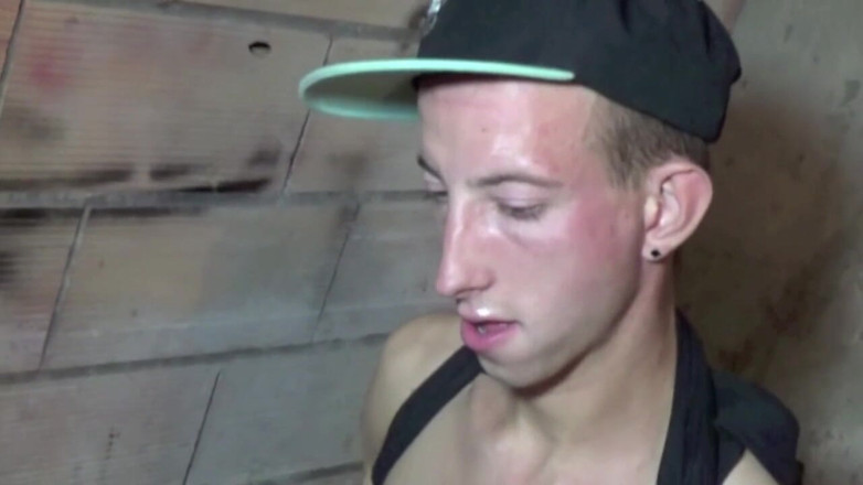BAD BOYS FUCKERS FROM FRANCE: Francouzské twink ošukané badboyem v nigt s xxl ptákem