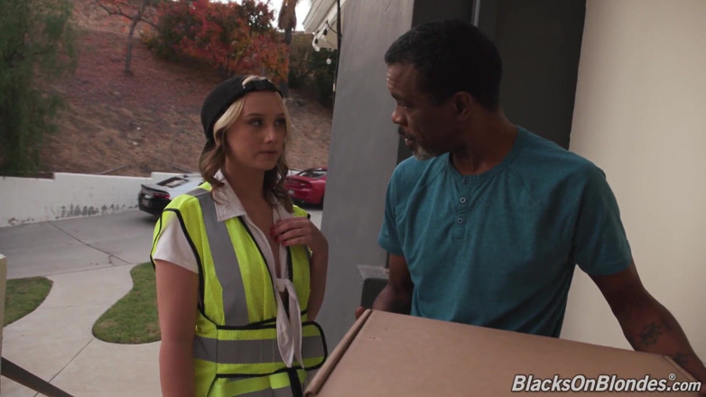 Blacks On Blondes: Liefermädchen Gwen Vicious bevorzugt anal-gangbang und doppelpenetration mit bbc