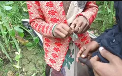 Malkin Khet Ghumne Gaye Thi Tab Majdur Ne Condom Laga Ke Chudai Kiya Aur Chut Me Ungli Suman Chilane Lagi Video Viral Hindi