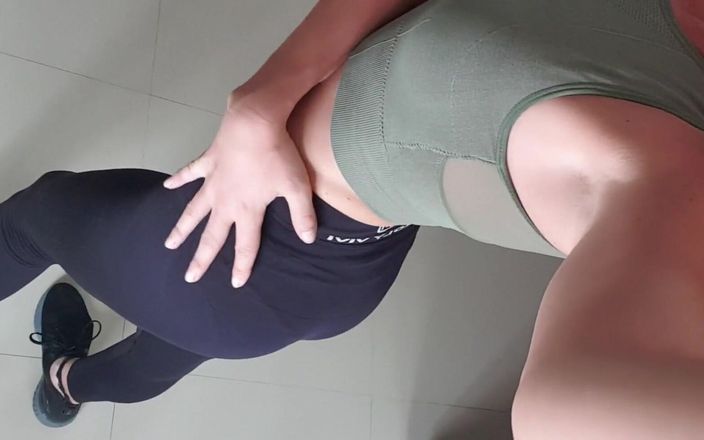 Miss Anja: Petit cul moulant dans un pantalon de yoga
