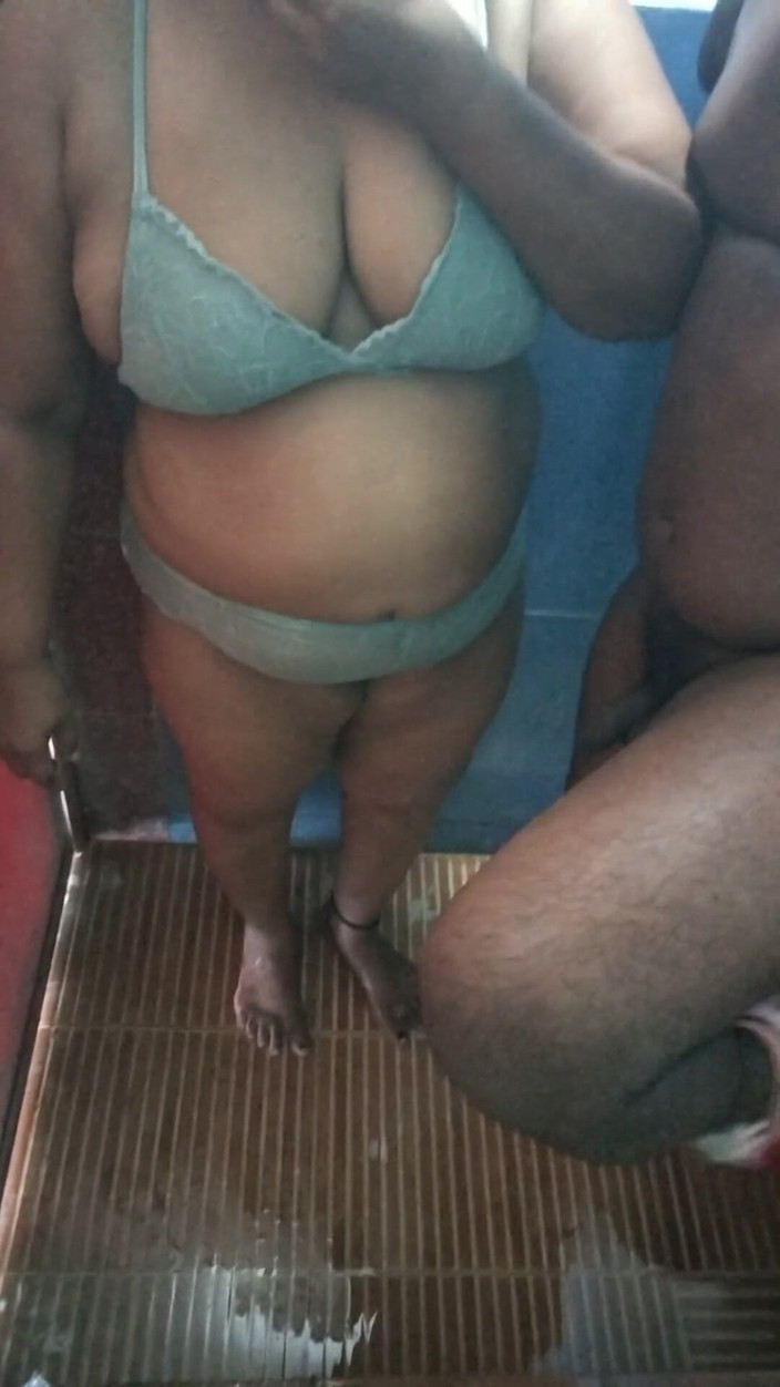 Benita sweety: Tragar esperma en el baño
