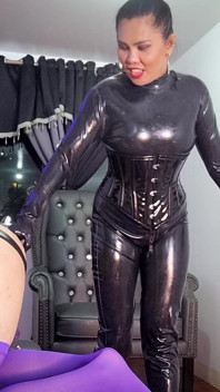 Dominafire, maîtresse en latex, entraîne sa salope tapette
