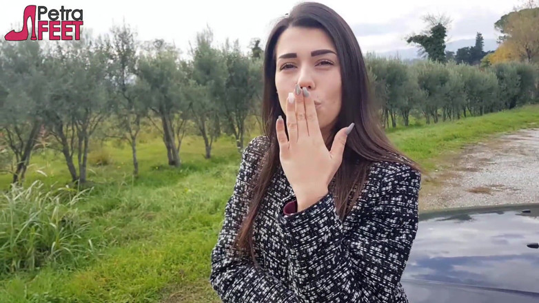 Smokin Fetish: Buitenshuis rokende sigaar van sexy brunette