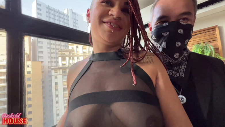 CuckoldHouse: Aldatılan koca 4 adamdan karısıyla grup seks yapmayı istiyor