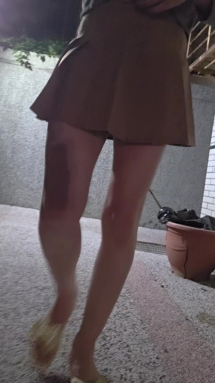 Taiwancdgirl: Mini-skirt Outdoor Fun