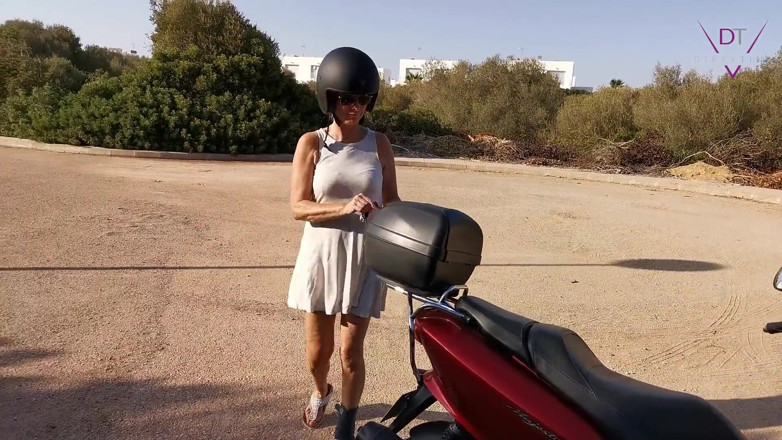 Dirty Tina: Nadržená MILF močí s Tinou