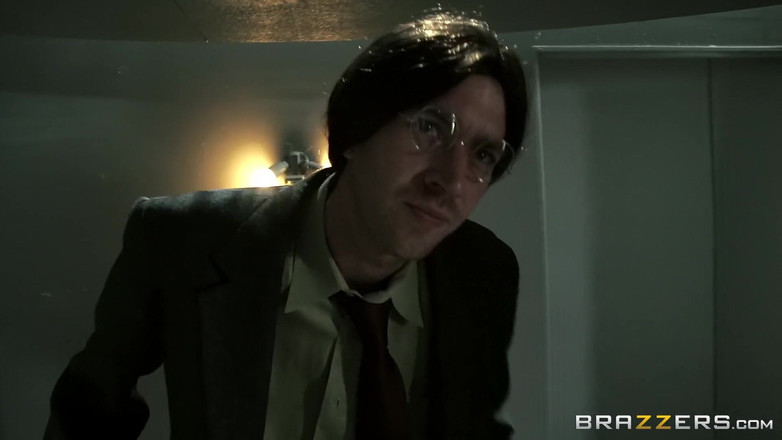 BRAZZERS: Brazzers - Johnny Sins quiere follar a la asistente de producción...
