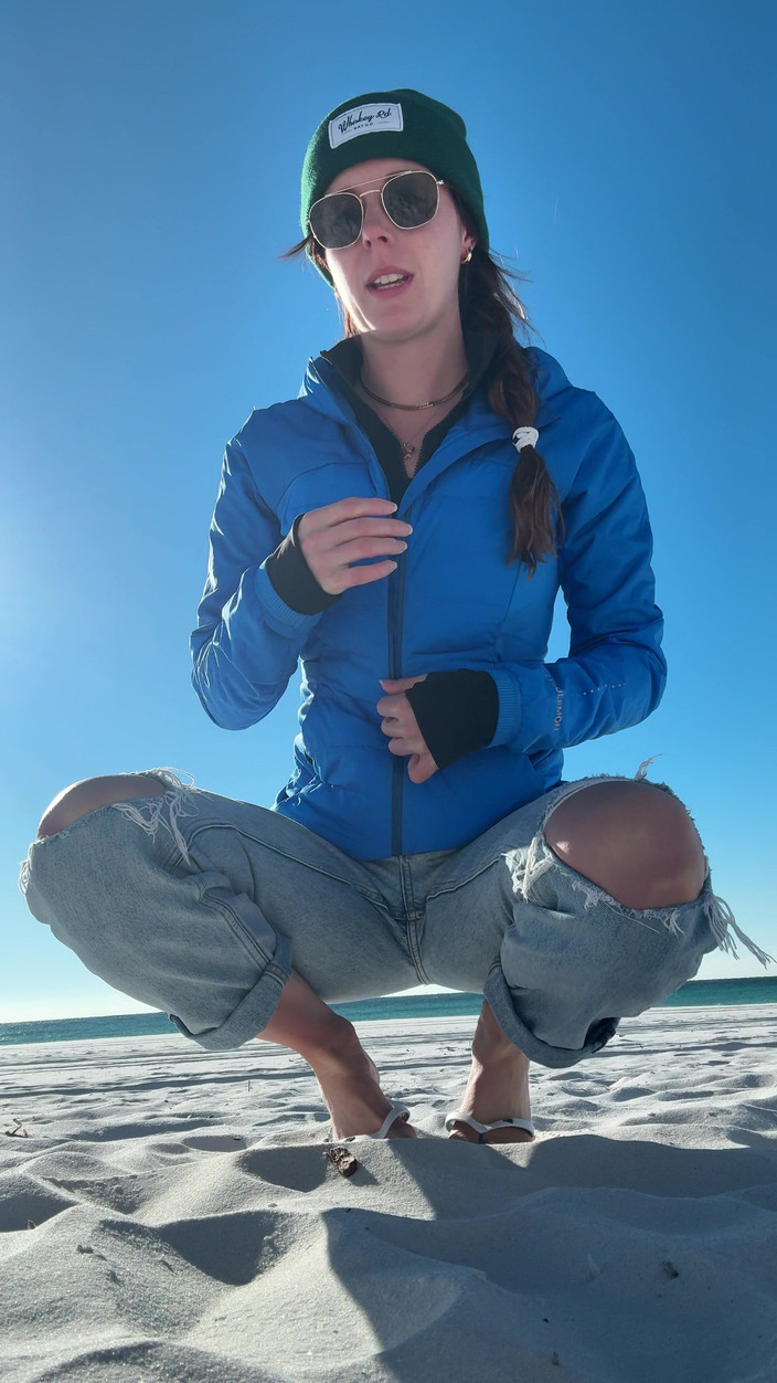 Nadia Foxx: Procházka po pláži volá po rychlém orgasmu!