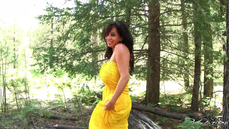 Aziani: Rachel se joacă cu pizda ei păroasă în parc