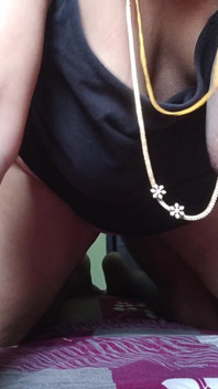Šťavnatá bhabhi s velkými prsy v černé kameře POV tvrdě šuká a vystříkal se do kundičky zezadu