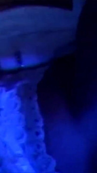 La spogliarellista mora succhia il suo cazzo sia in casa che all'aperto