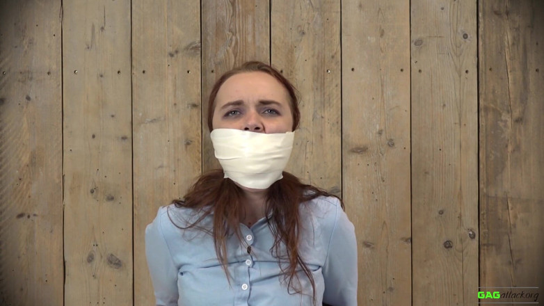 Gag Attack: Roxy - cinta de microfoam amordazada
