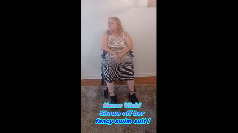 BBW nurse Vicki adventures with friends: 그녀의 멋진 수영복을 보여주는 간호사 Vick 다음 스트립