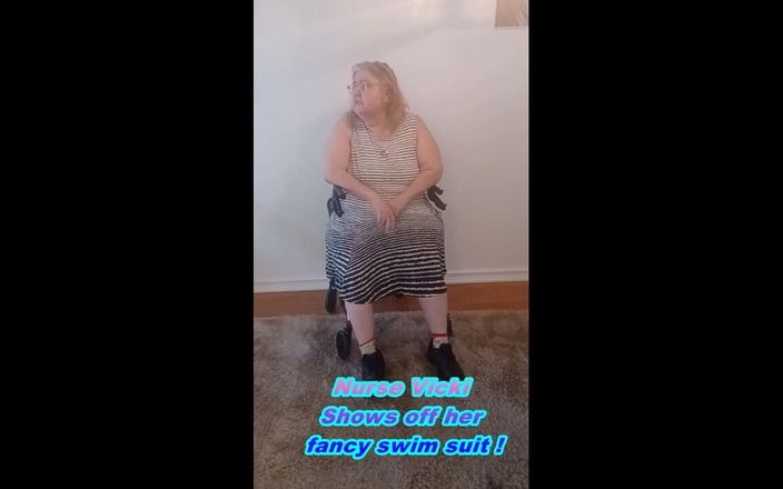 BBW nurse Vicki adventures with friends: La enfermera Vick muestra su traje de baño elegante y...
