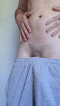チャブの若者が彼のペニスをけいれんさせる