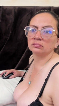 Você gosta de boquete profundo? Olha meus peitos grandes e oleosos