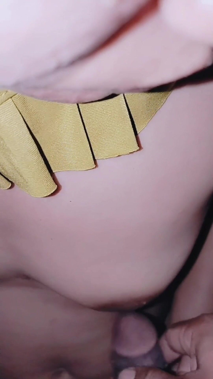 Pasutri indo: Moja niegrzeczna przyrodnia siostra. Pociera kutasa moimi piersiami, a także...