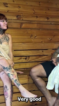 Ma voisine me laisse seule avec son copain et on finit par baiser dans le sauna