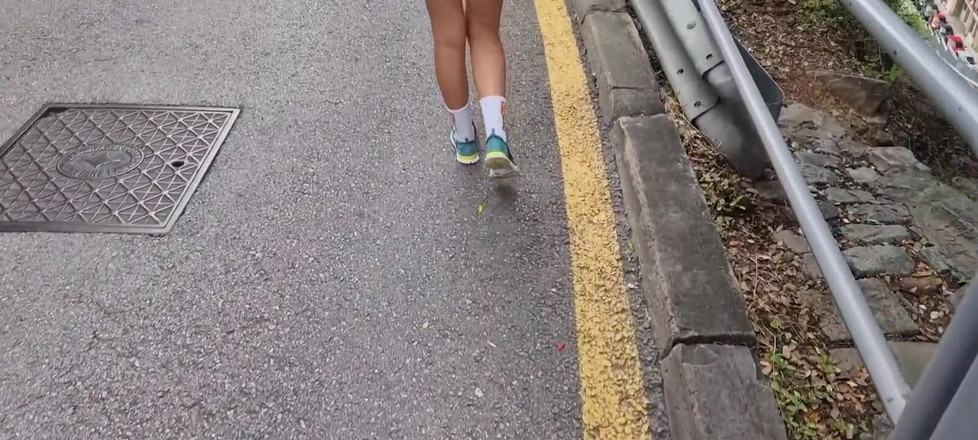 TheloveStory: 在户外散步，展示内裤和剃光的阴户