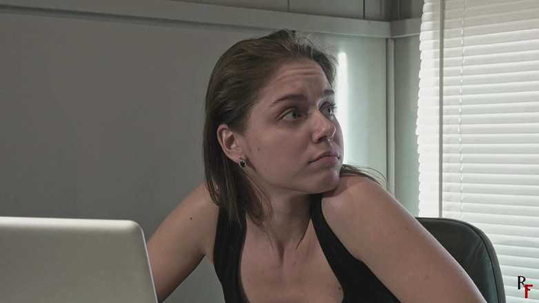 RF studio: 자기 속박을 시도하고 너무 멀리 가는 Leya