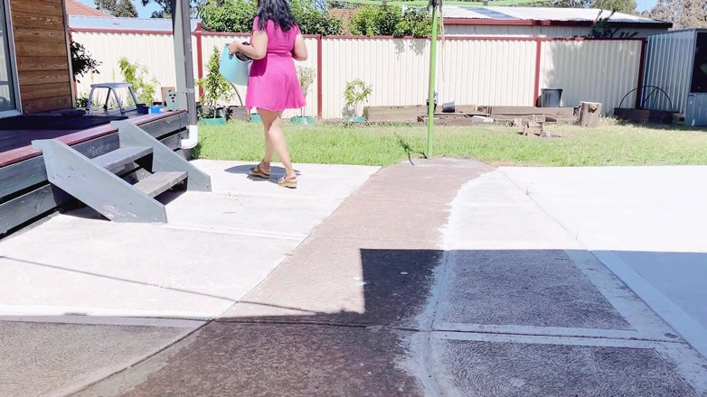 Hot 365 Entertainments: Seksowna żona domowa drażni się z jej codziennej rutyny - boso - Hira...