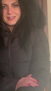 Ma belle-mère se fait facefucker. Éjaculation sur une veste moelleuse.
