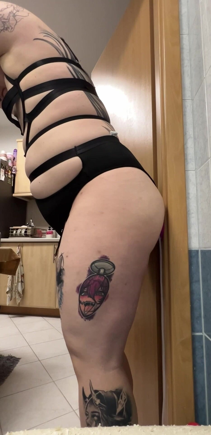 Feelingharmony: Cewek sange ini ngentot dildo ukuran XL