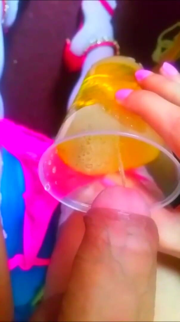 KittyHot: Maricas brincando com seu pau de menina e fazendo xixi...
