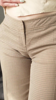 Freche kollegin verführt dich mit ihrem fetten cameltoe in hosen