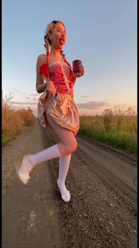 สาววัยรุ่นเซ็กซี่ Elza Kom เต้น Oktoberfest