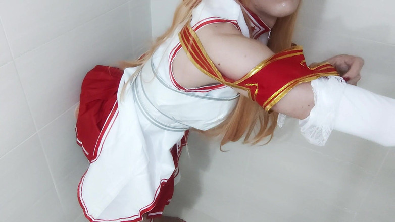 Leona Incubo: Un cosplayeur fait une pipe et se fait baiser en...