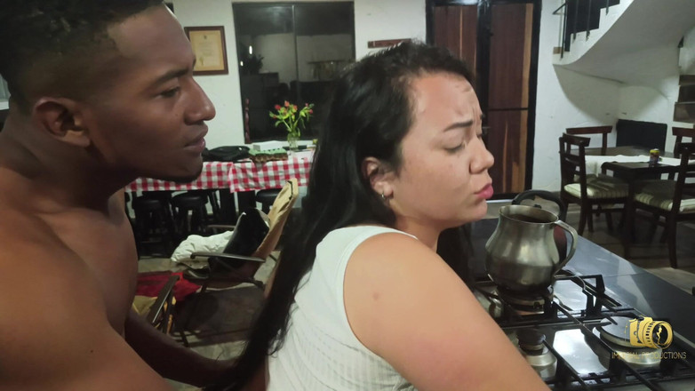 Rioc69: Rioc учит Anita, как использовать кухонный стол