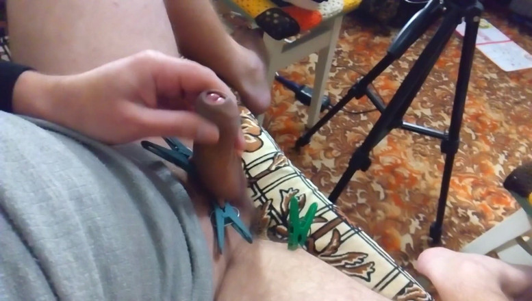 Hot guy solo: Gay seksi masturbasi kontol dengan jepitan baju di peler dan...