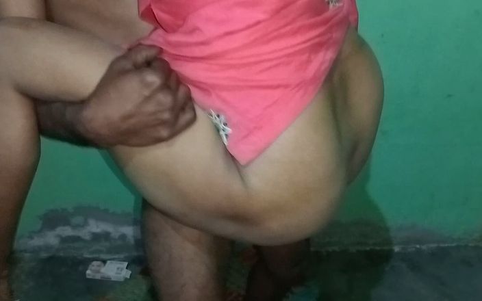 Pooja Sexy: Levantó a la cuñada en su falda y suegro