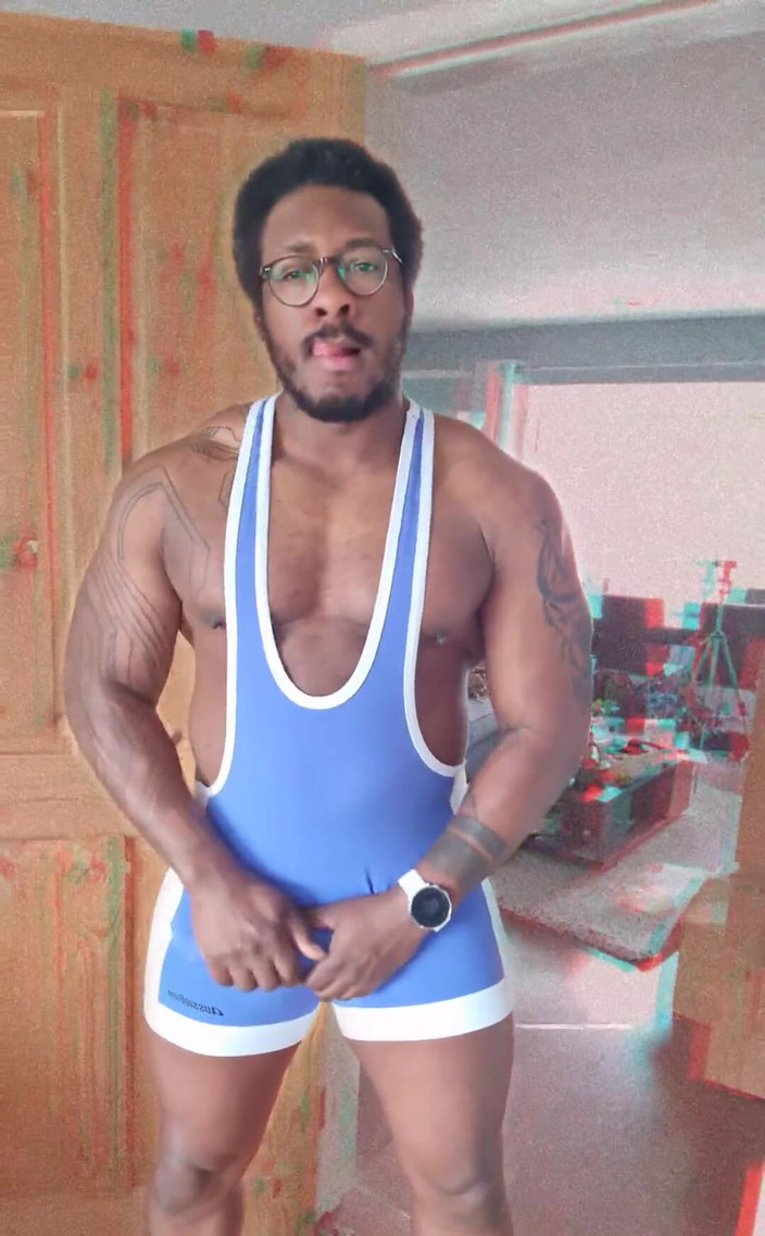 Amadeus: Myślę, że lubię teraz niebieski, sprawia, że wybrzuszenie wygląda na duże