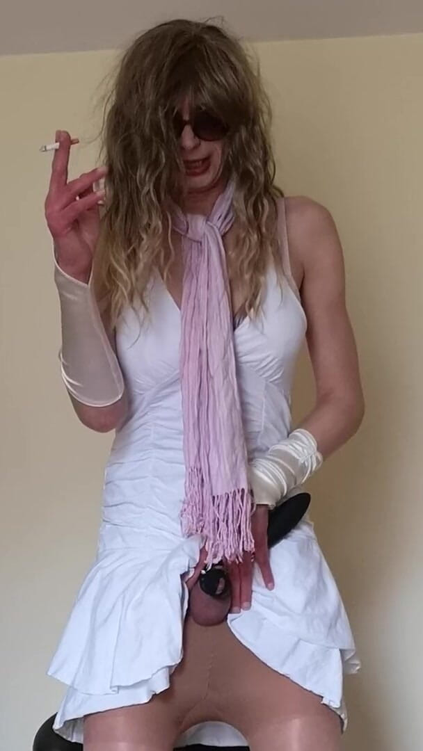 Wet Perversions In Nylons: Purtând o centură de castitate și fiind excitată, partea I